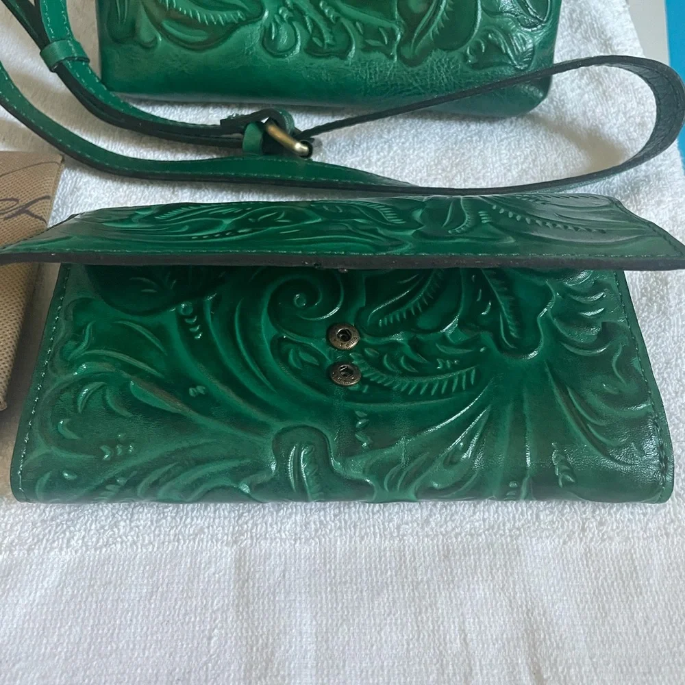 Patricia Nash Xbody & Wallet - Picture 2 of 10